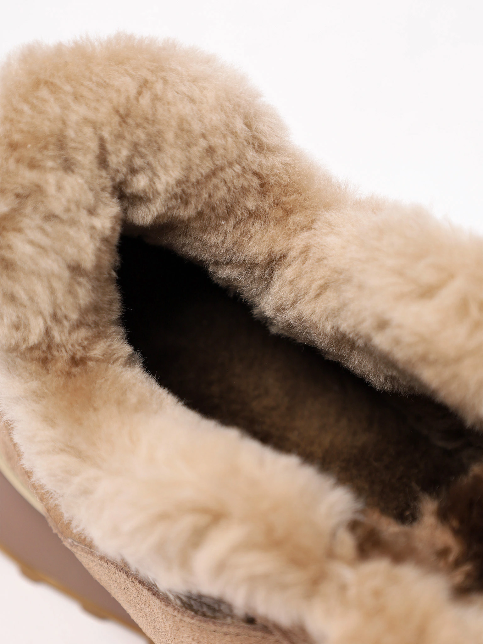 Кроссовки комбинированные темно-розового цвета с оторочкой на рельефной подошве